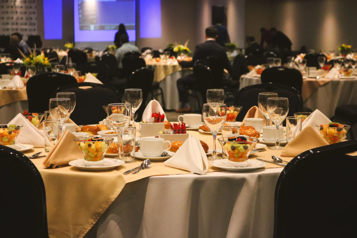 Mesa posta para a experiência gastronômica do encontro